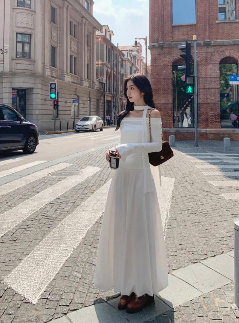 Váy maxi trắng + áo trễ vai dài tay + giày bốt da