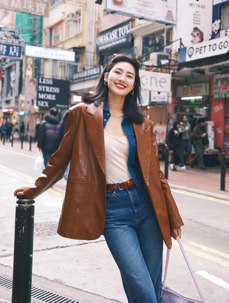 Áo thun trắng + sơ mi denim + áo khoác da + quần jean