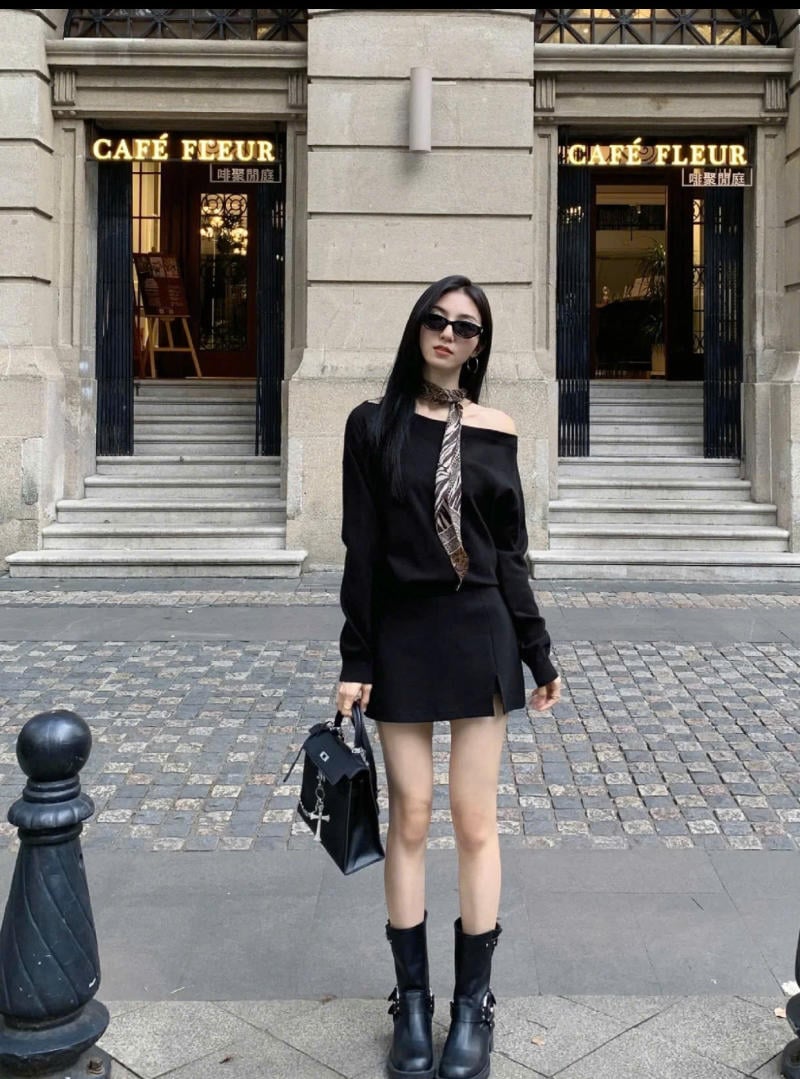 Đầm đen lệch vai + bốt cao cổ + khăn quàng cổ họa tiết