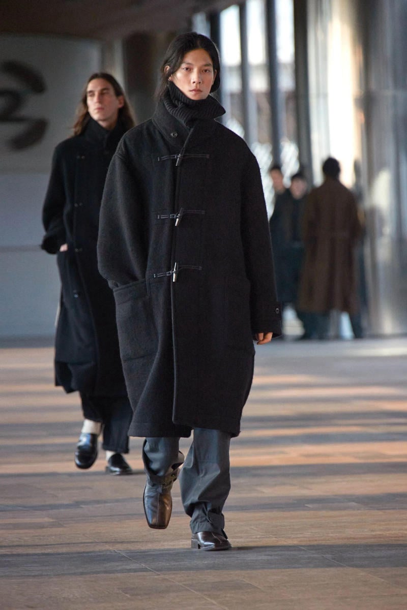 Duffle coat mix cùng khăn quàng cổ và mũ len