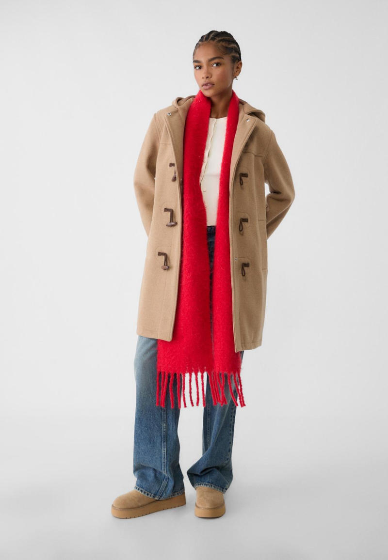 Duffle coat và giày sneakers