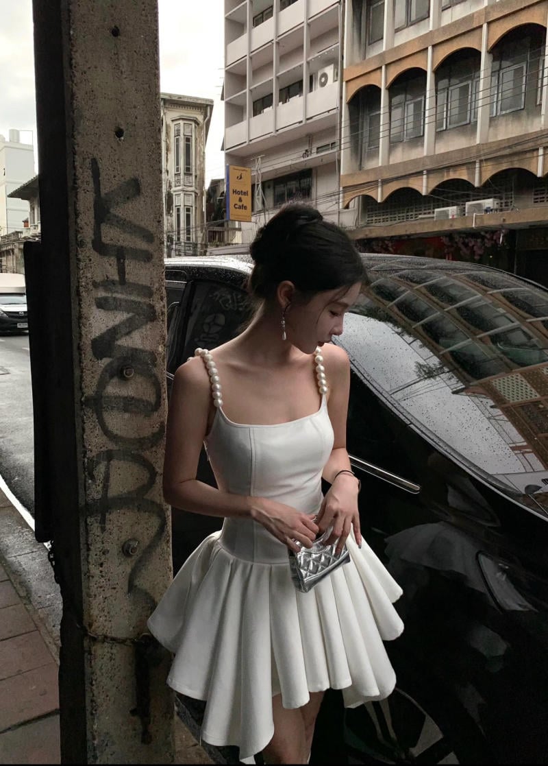 váy ngắn xếp ly cổ U