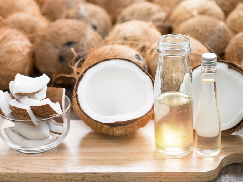 cách ủ tóc bằng dầu dừa trước khi gội đầu