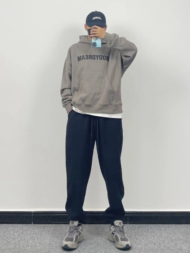 quần jogger nam mặc với áo gì