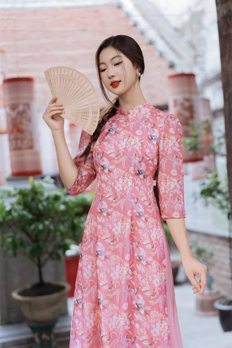 cách để tay khi mặc áo dài tay cầm quạt quý phái