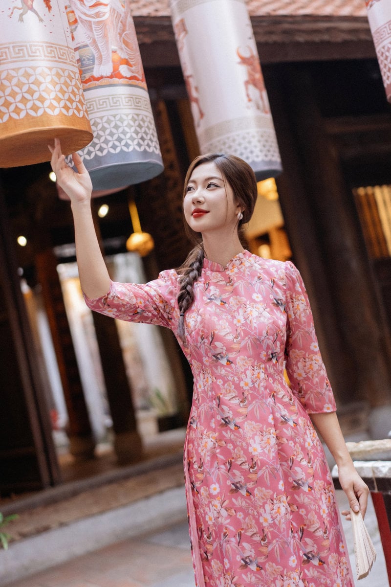 cách để tay khi mặc áo dài tay giơ lên cao