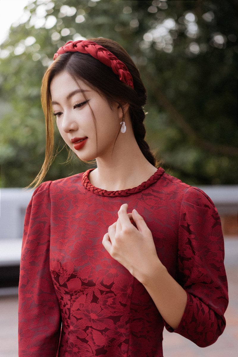 cách để tay khi mặc áo dài tay để trước ngực