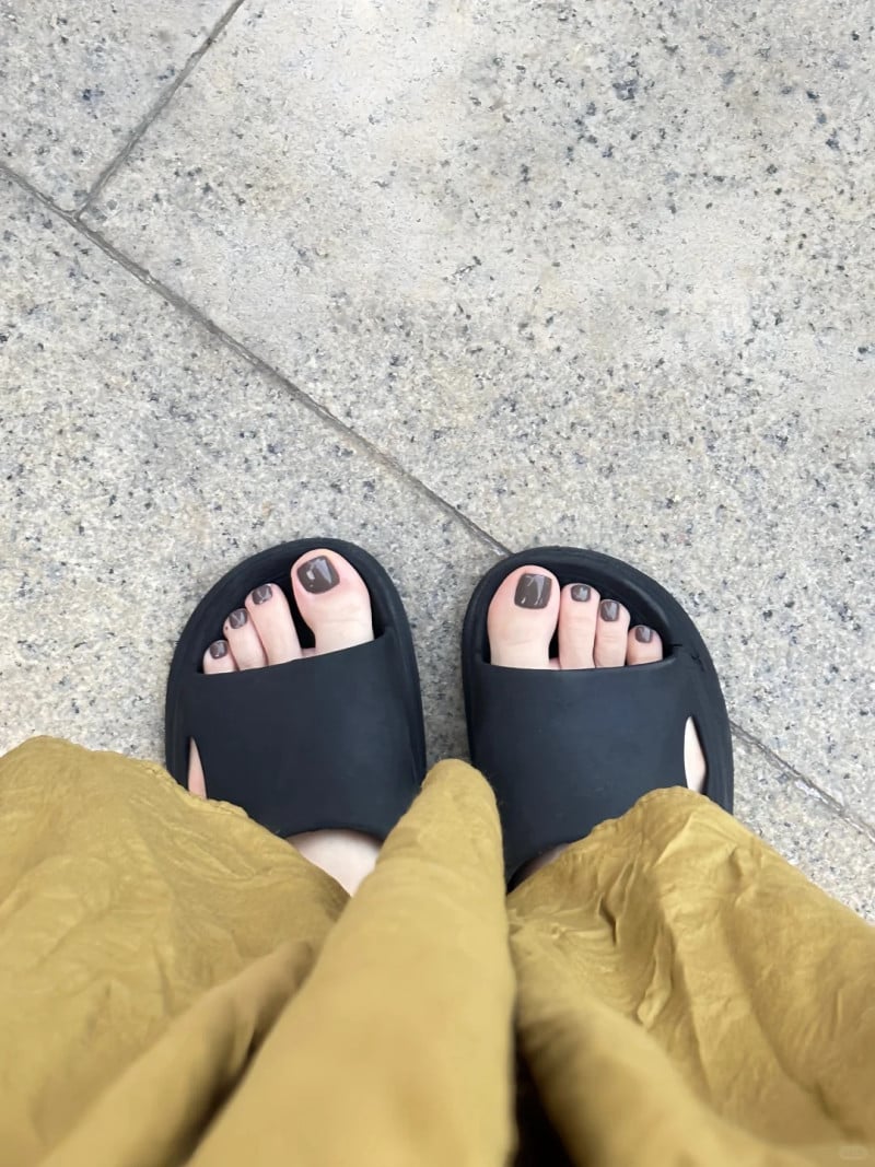 sơn móng chân màu gì cho sáng da