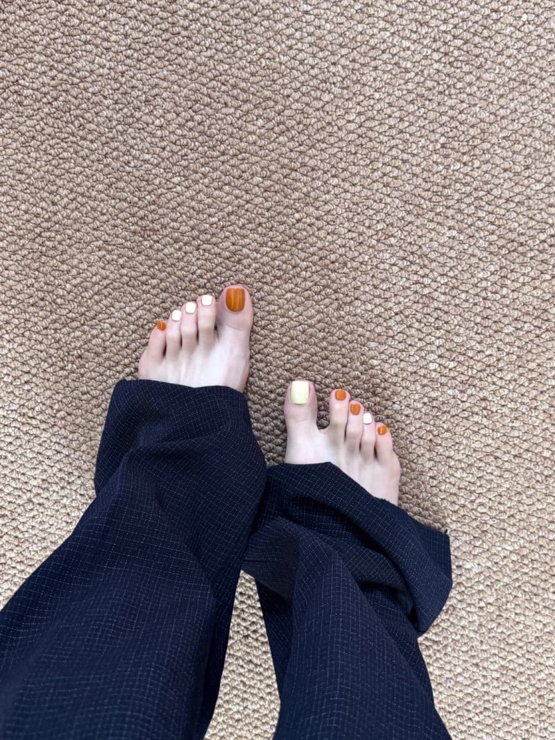 sơn móng chân màu gì cho sáng da