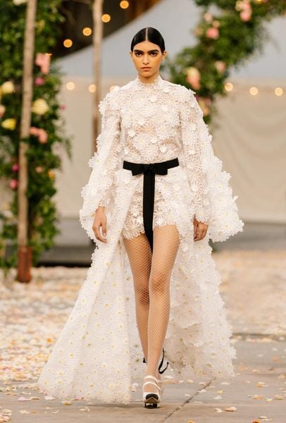 Ông trùm Haute Couture Elie Saab tự tay thiết kế váy cưới đính hàng nghìn  viên pha lê Swarovski cho con dâu  Tạp chí SaoStar