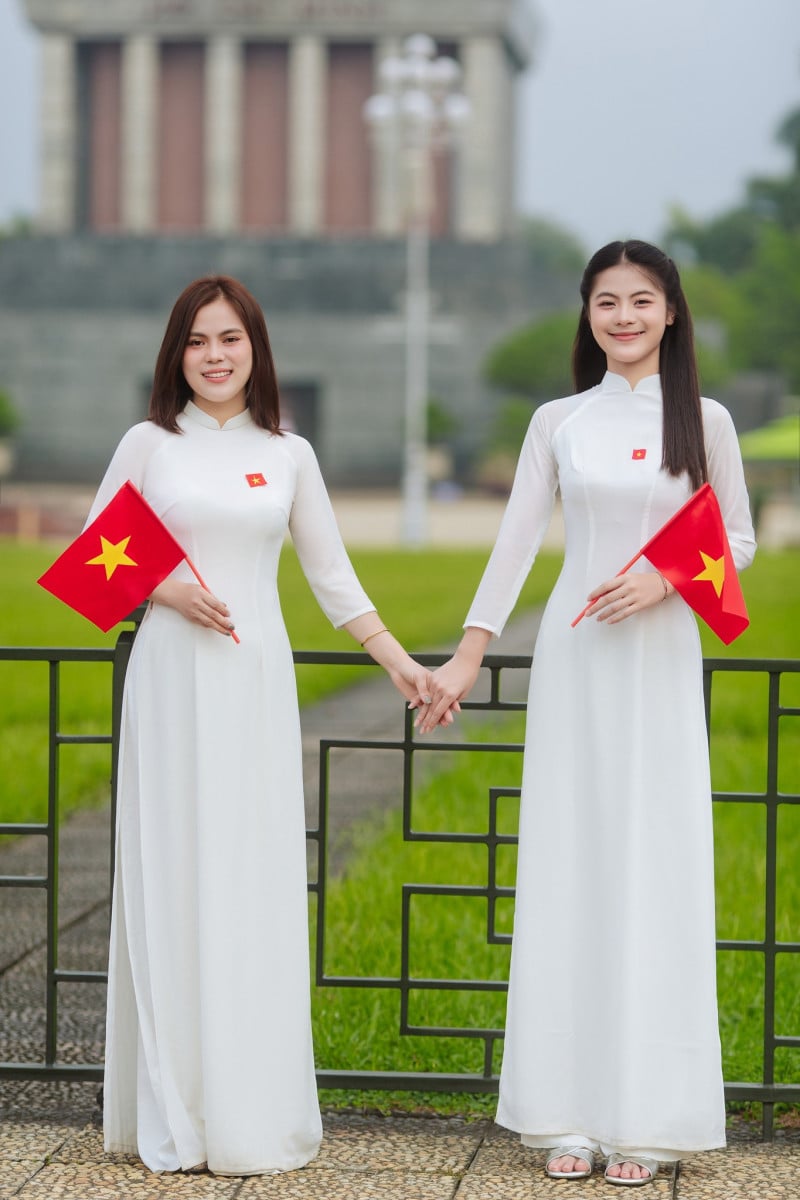 cách tạo sáng chụp ảnh với cờ tổ quốc