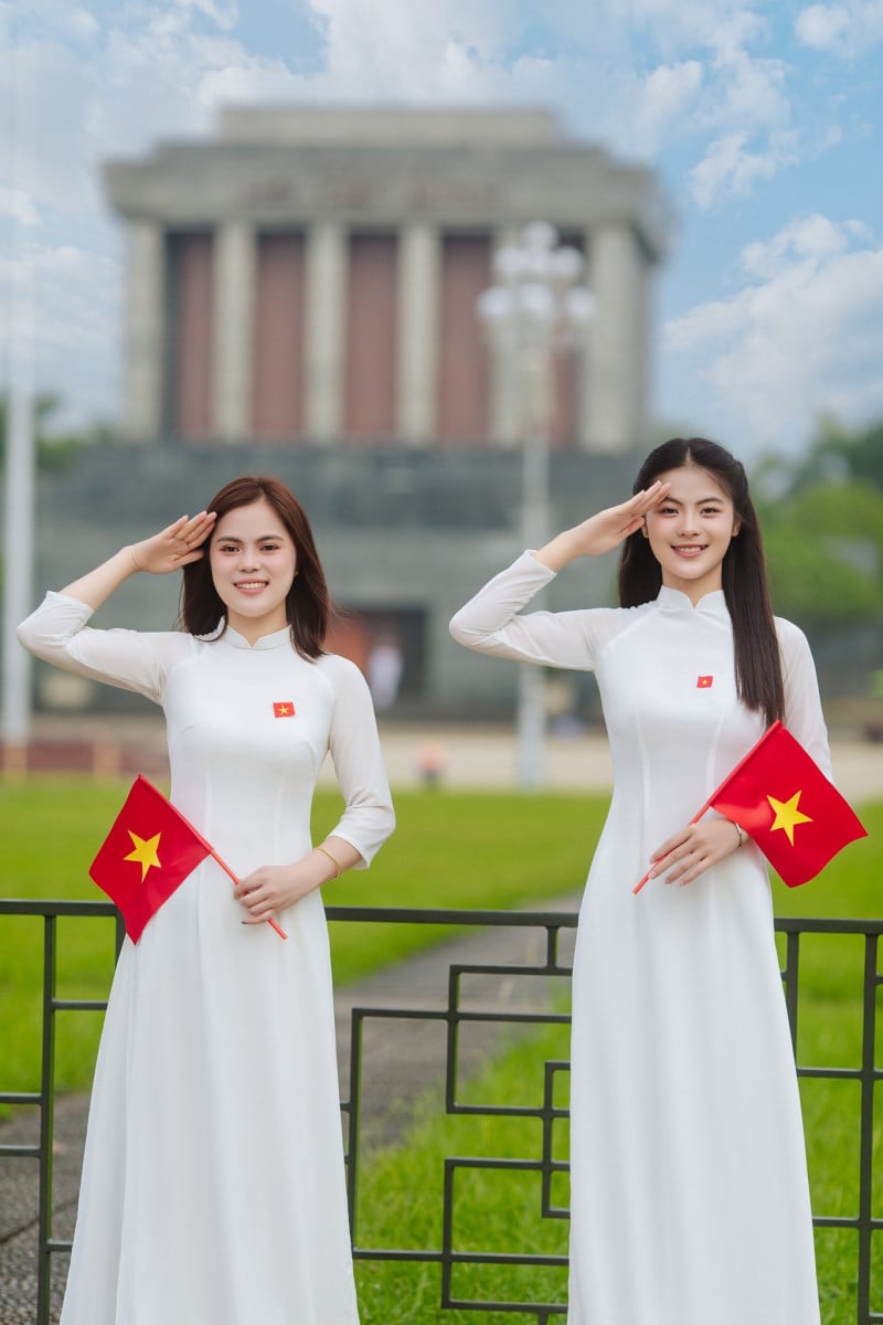 cách tạo sáng chụp ảnh với cờ tổ quốc