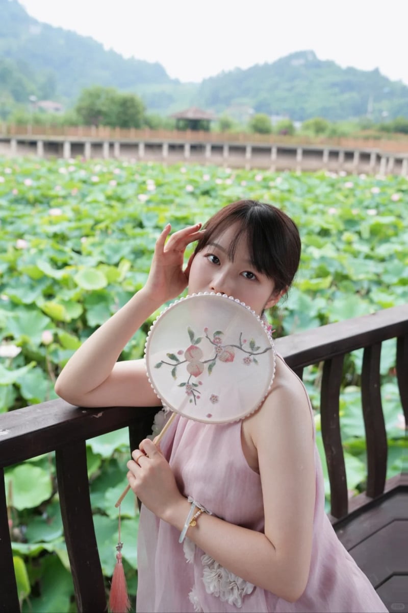 chụp ảnh với sen mặc gì