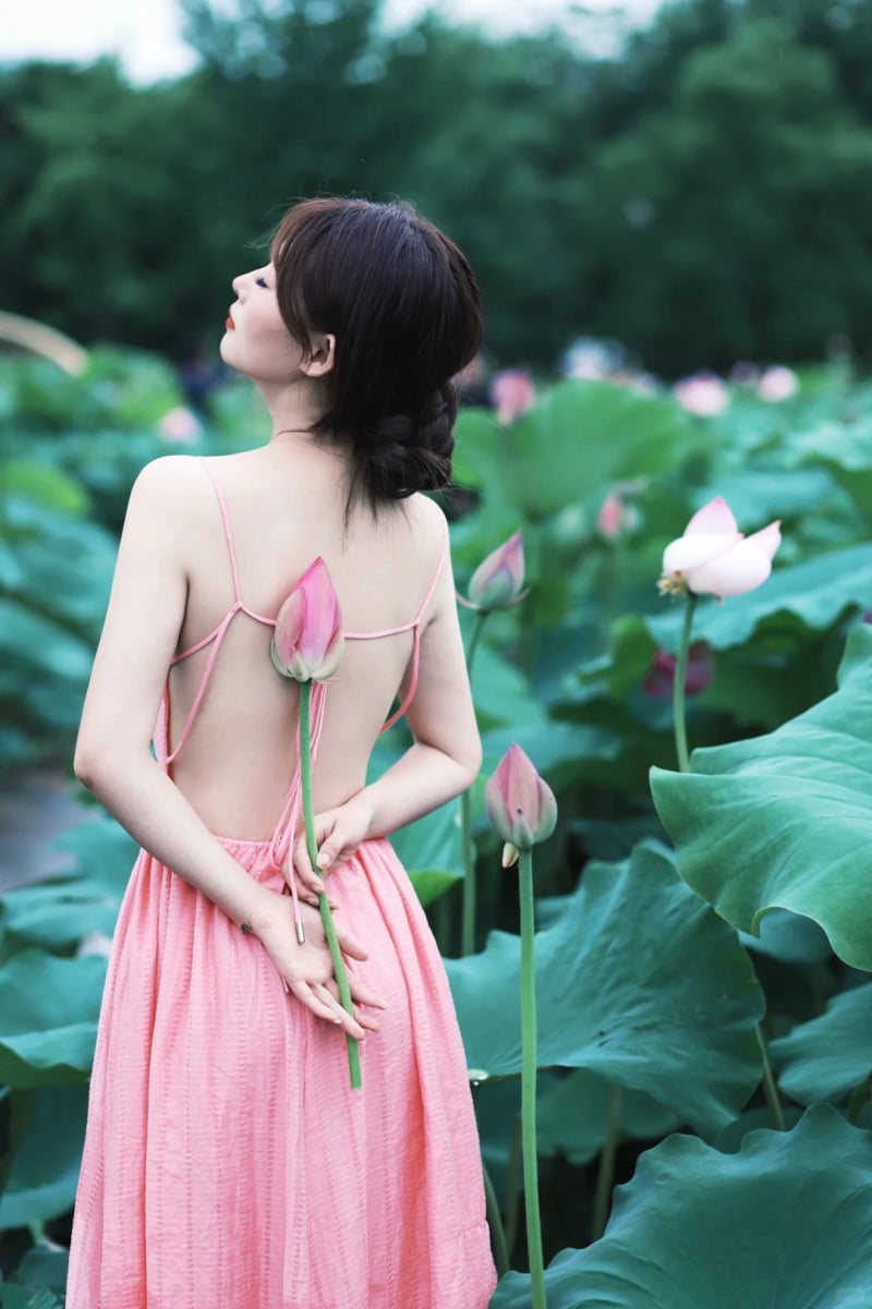 chụp ảnh với sen mặc gì