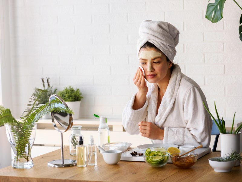 trước khi bôi kem chống nắng cần bôi gì