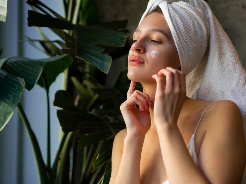 trước khi bôi kem chống nắng cần bôi gì