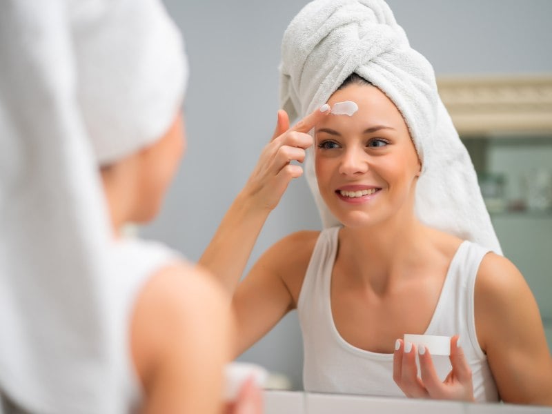 trước khi bôi kem chống nắng cần làm gì