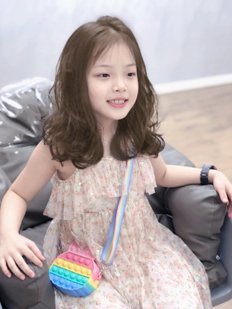 kiểu tóc uốn cho bé gái