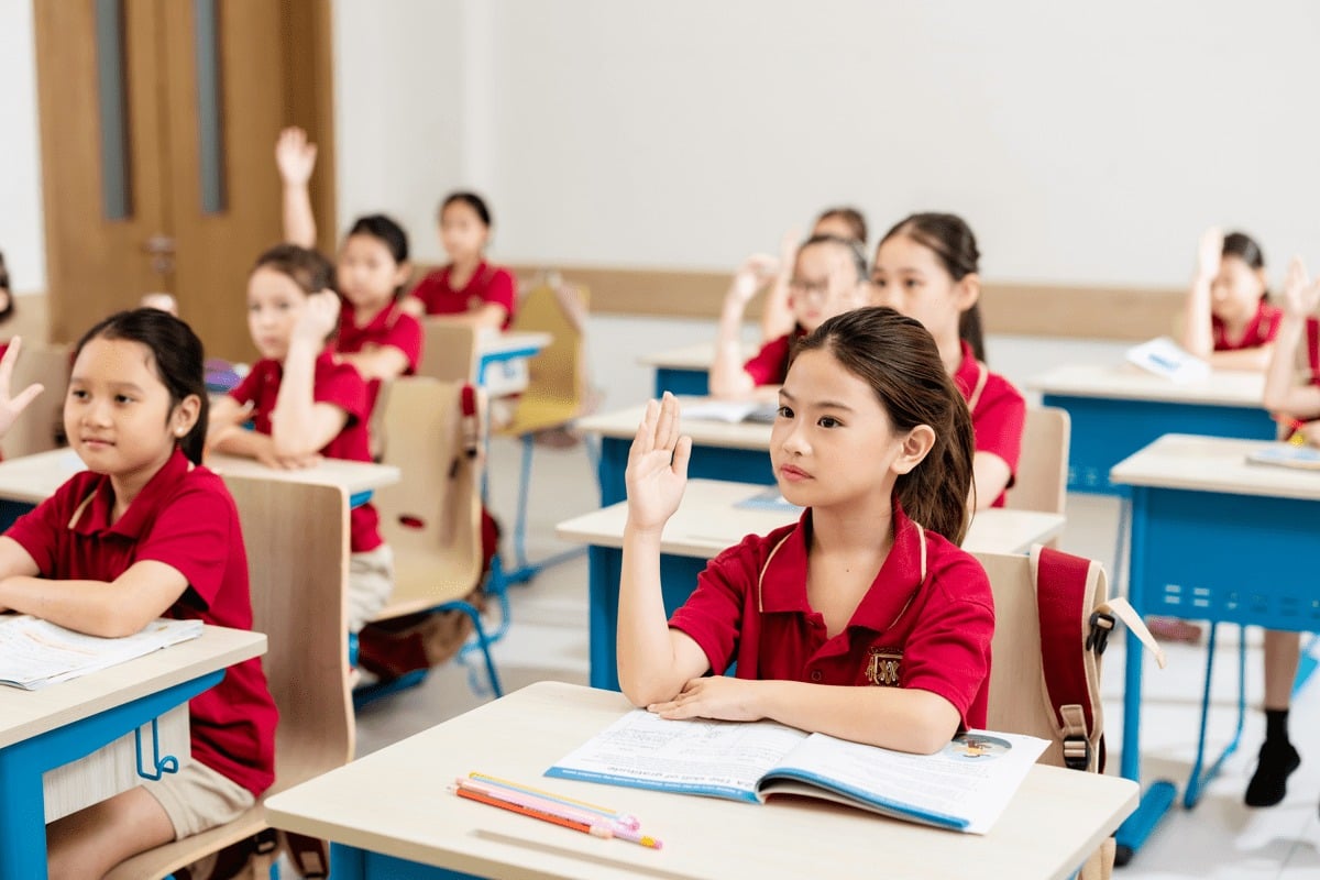 Áo sơ mi và quần jeans cơ bản