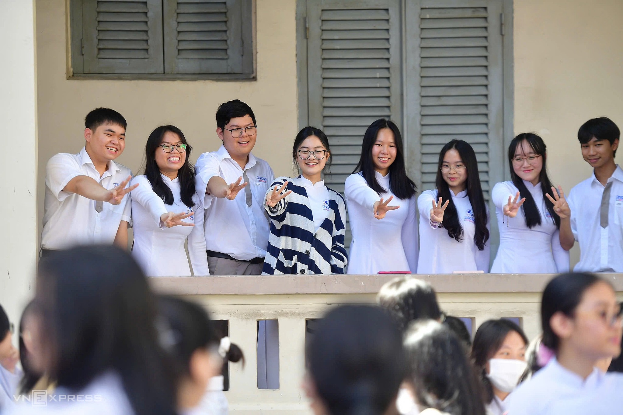 Áo sơ mi và quần jeans cơ bản