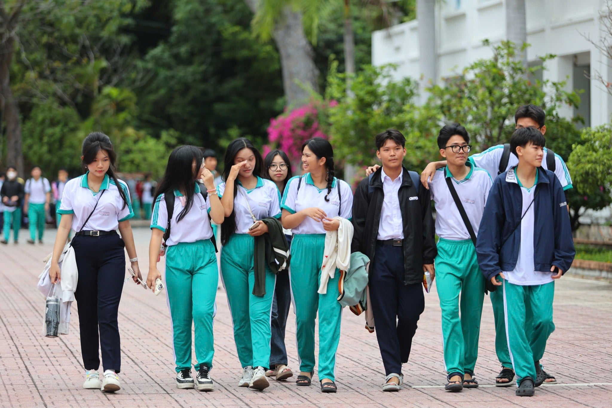 Áo sơ mi và quần jeans cơ bản