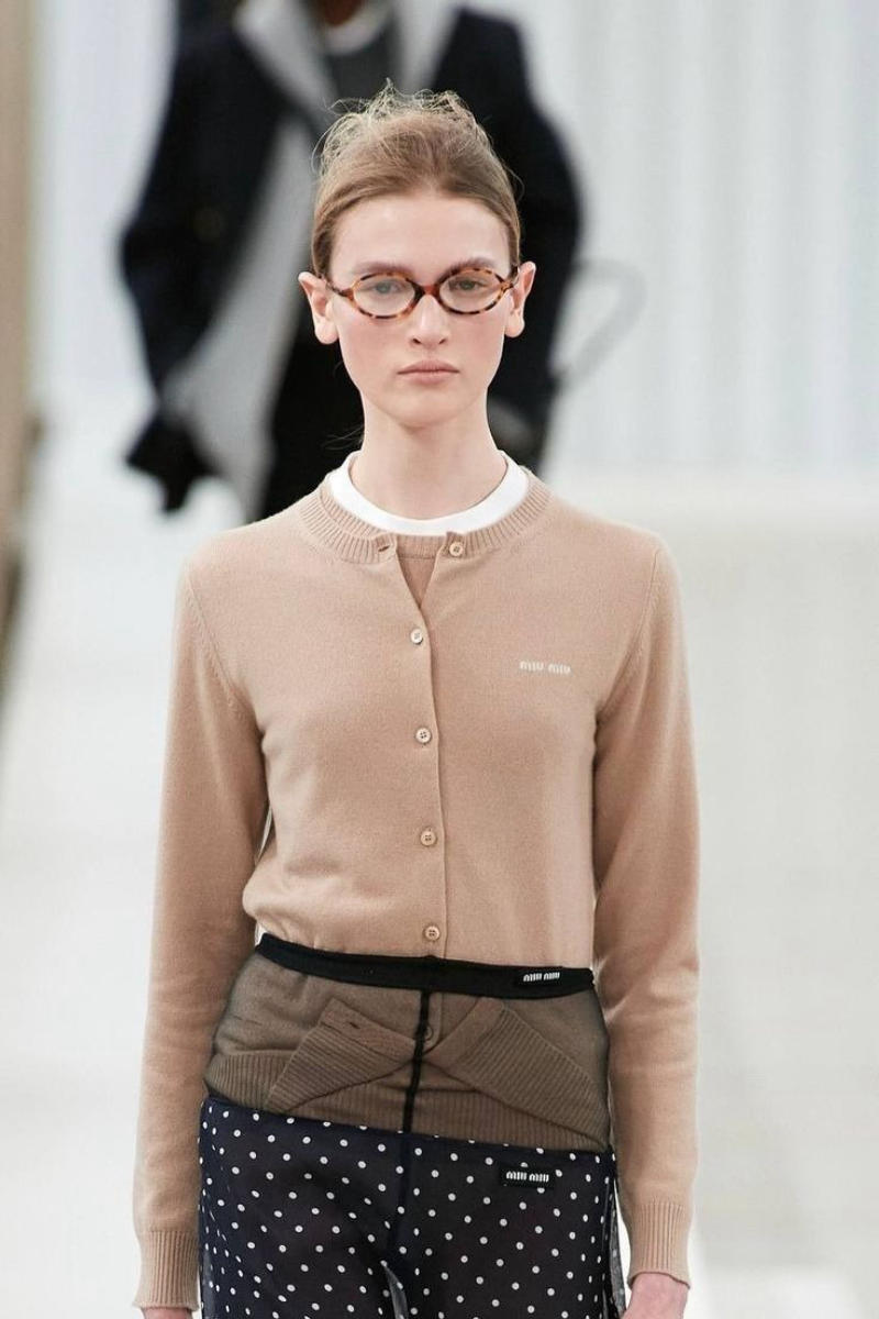 Hành trình từ thư viện cổ kính đến sàn diễn Miu Miu