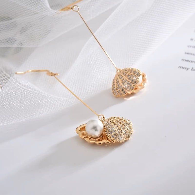 Mặc áo dài đeo bông tai vàng