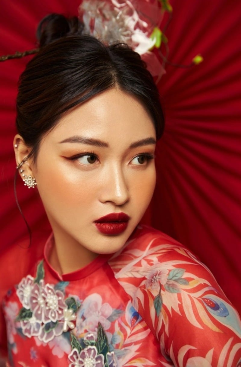 Mặc áo dài đeo bông tai đính đá