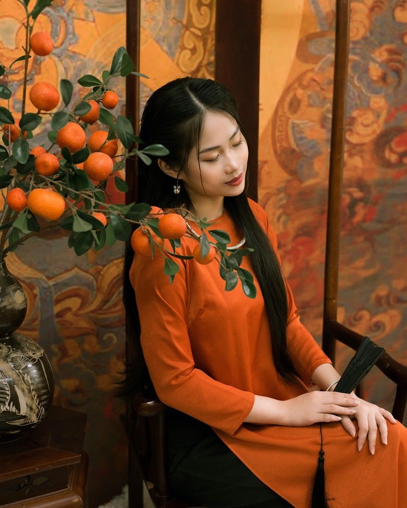 Mặc áo dài đeo bông tai vàng