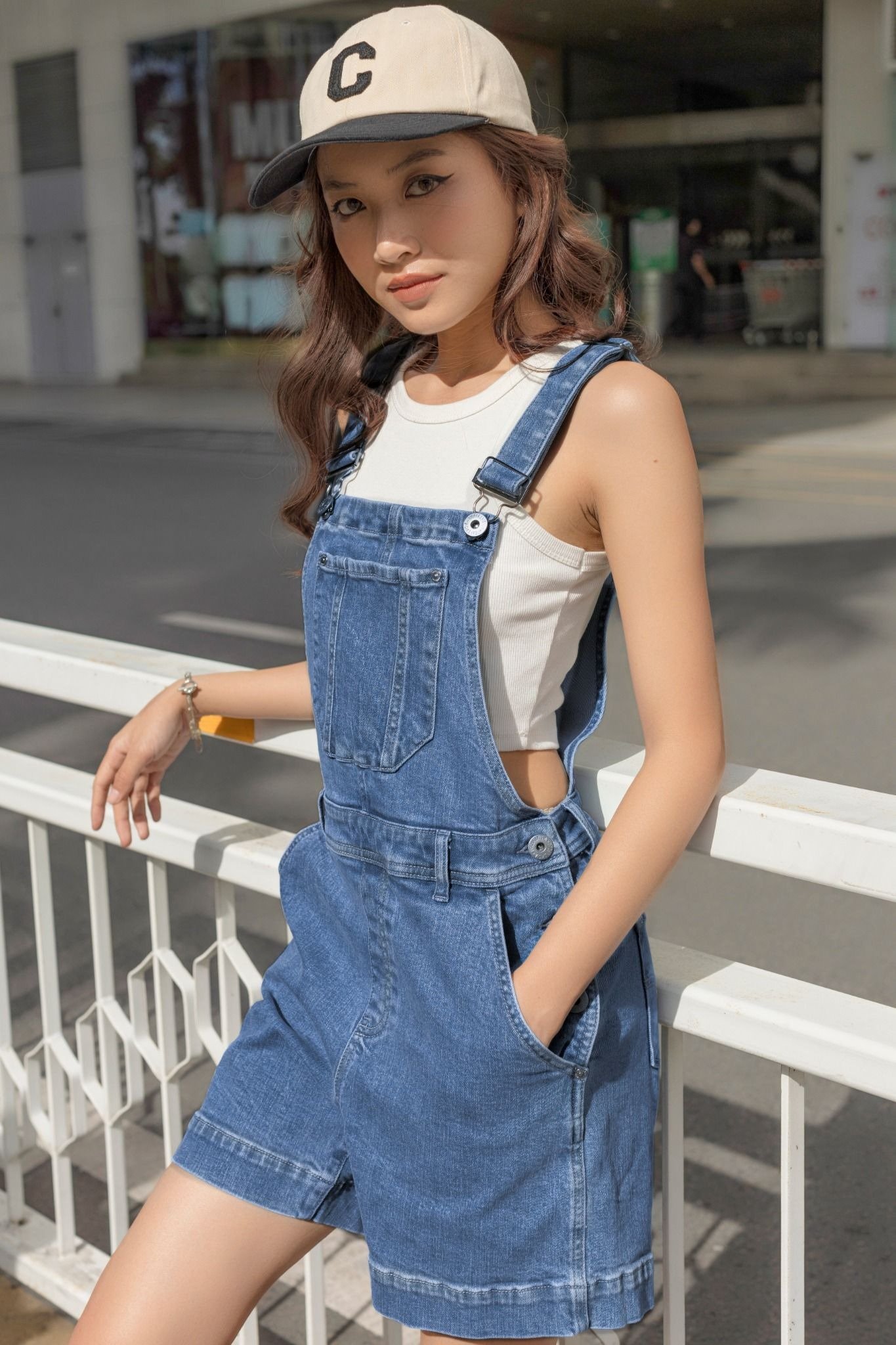 Tinh nghịch và trẻ trung cùng quần yếm (Dungarees)