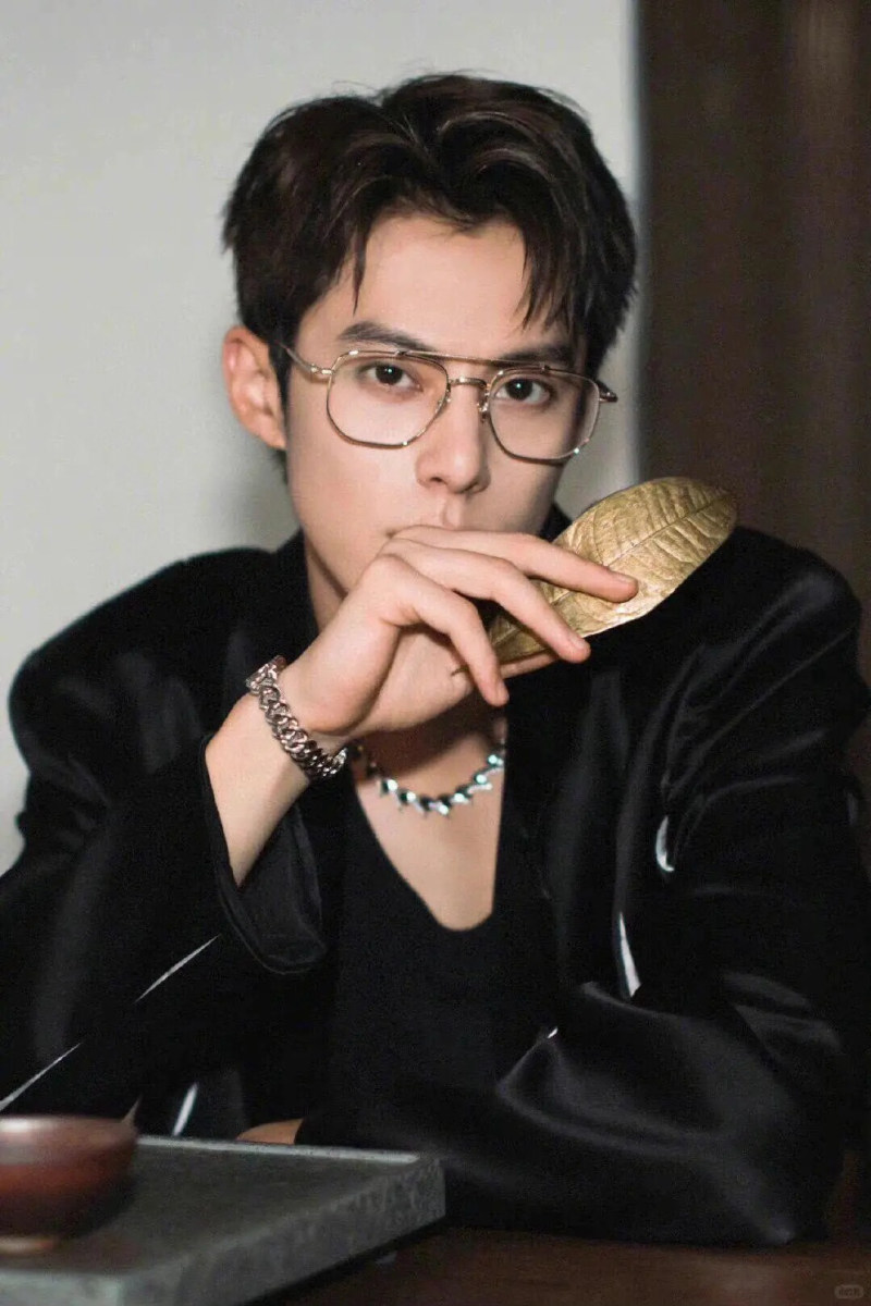 mặt dài đeo kính gì