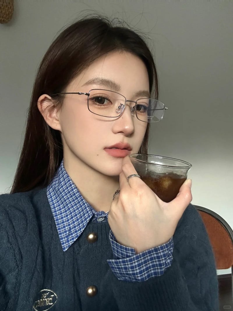 mặt oval đeo kính gì