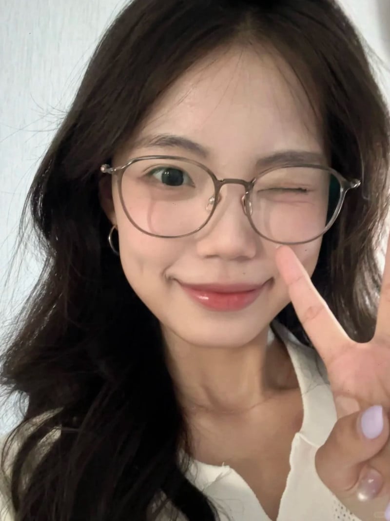 mặt oval đeo kính gì