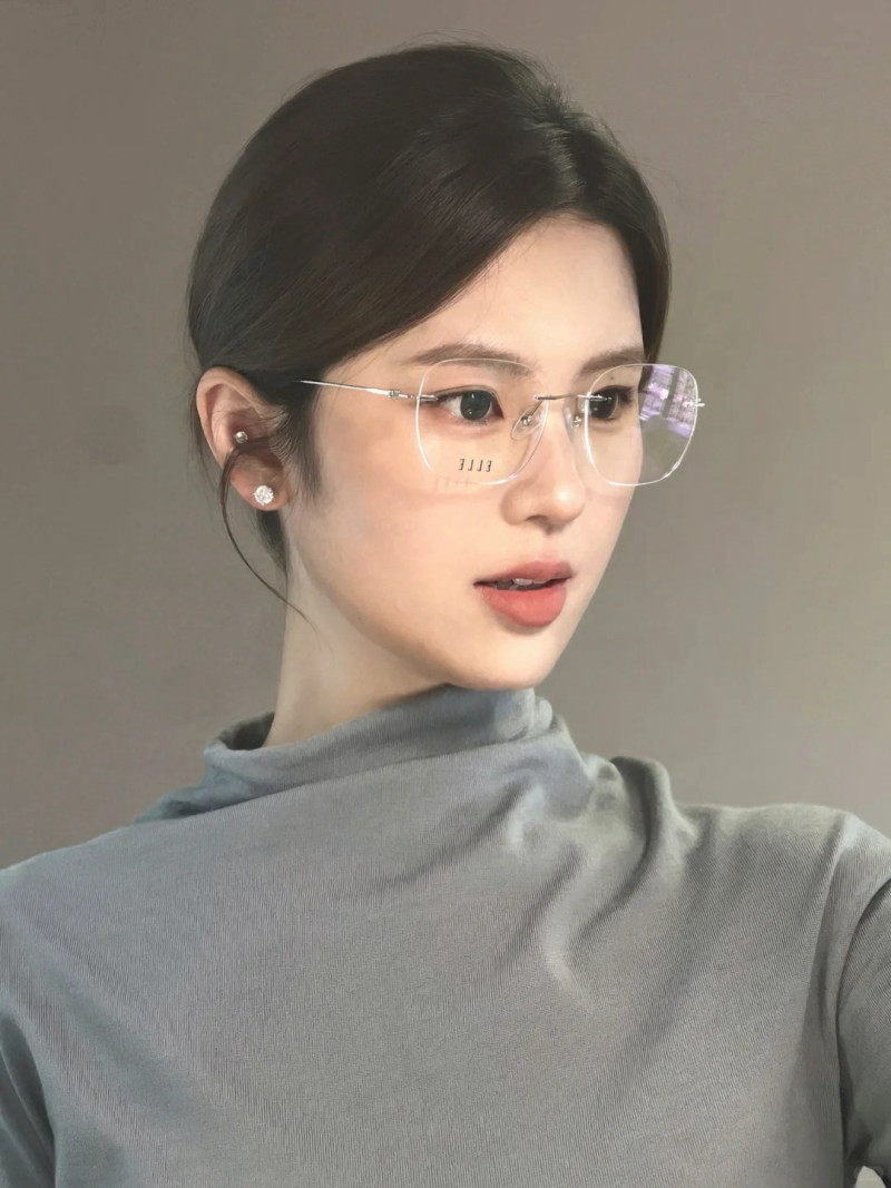 mặt oval đeo kính gì