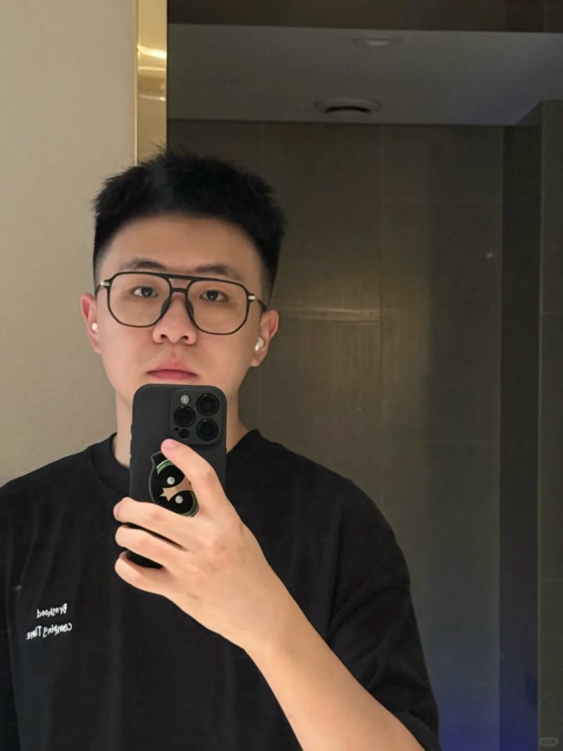 mặt to đeo kính gì