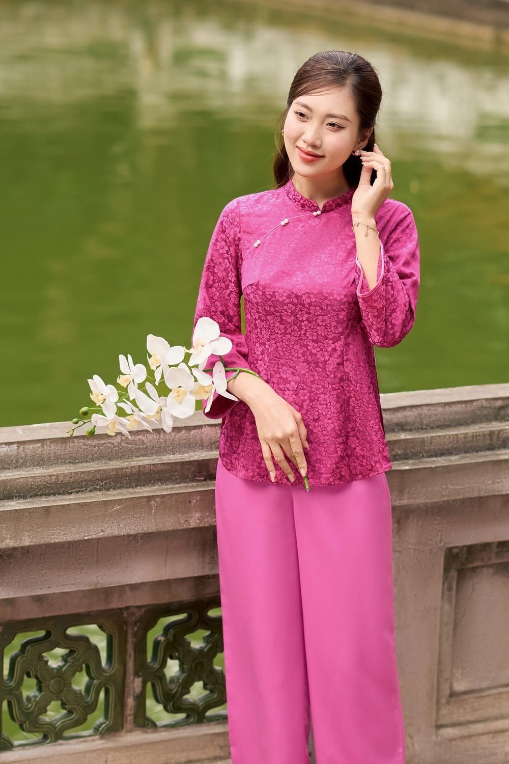 Màu Hồng Đậm Kết Hợp Với Màu Gì?