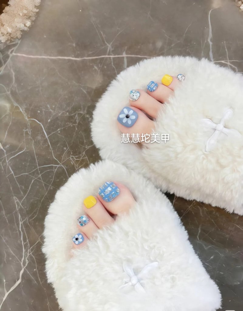 mẫu nail chân đơn giản