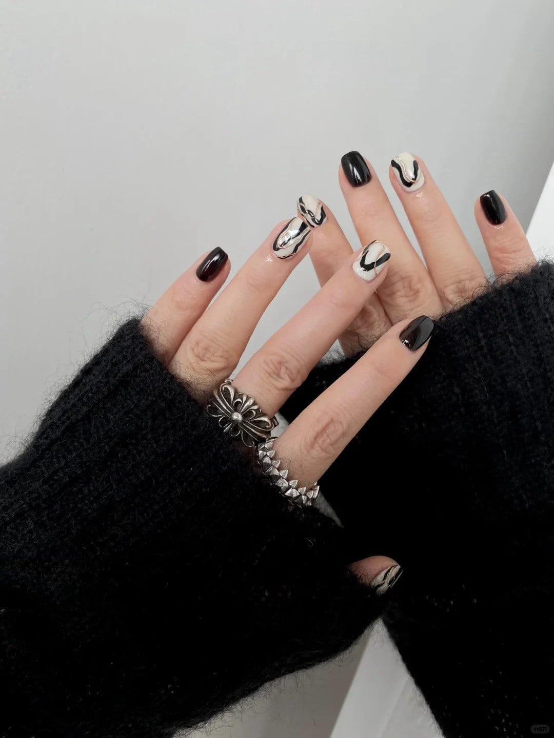 mẫu nail đen trắng