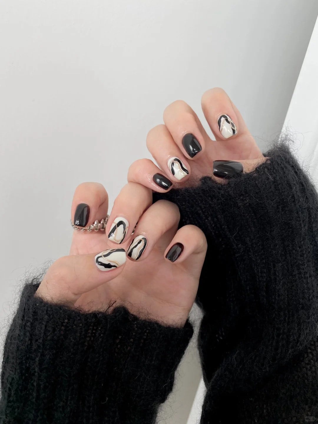 mẫu nail đen trắng