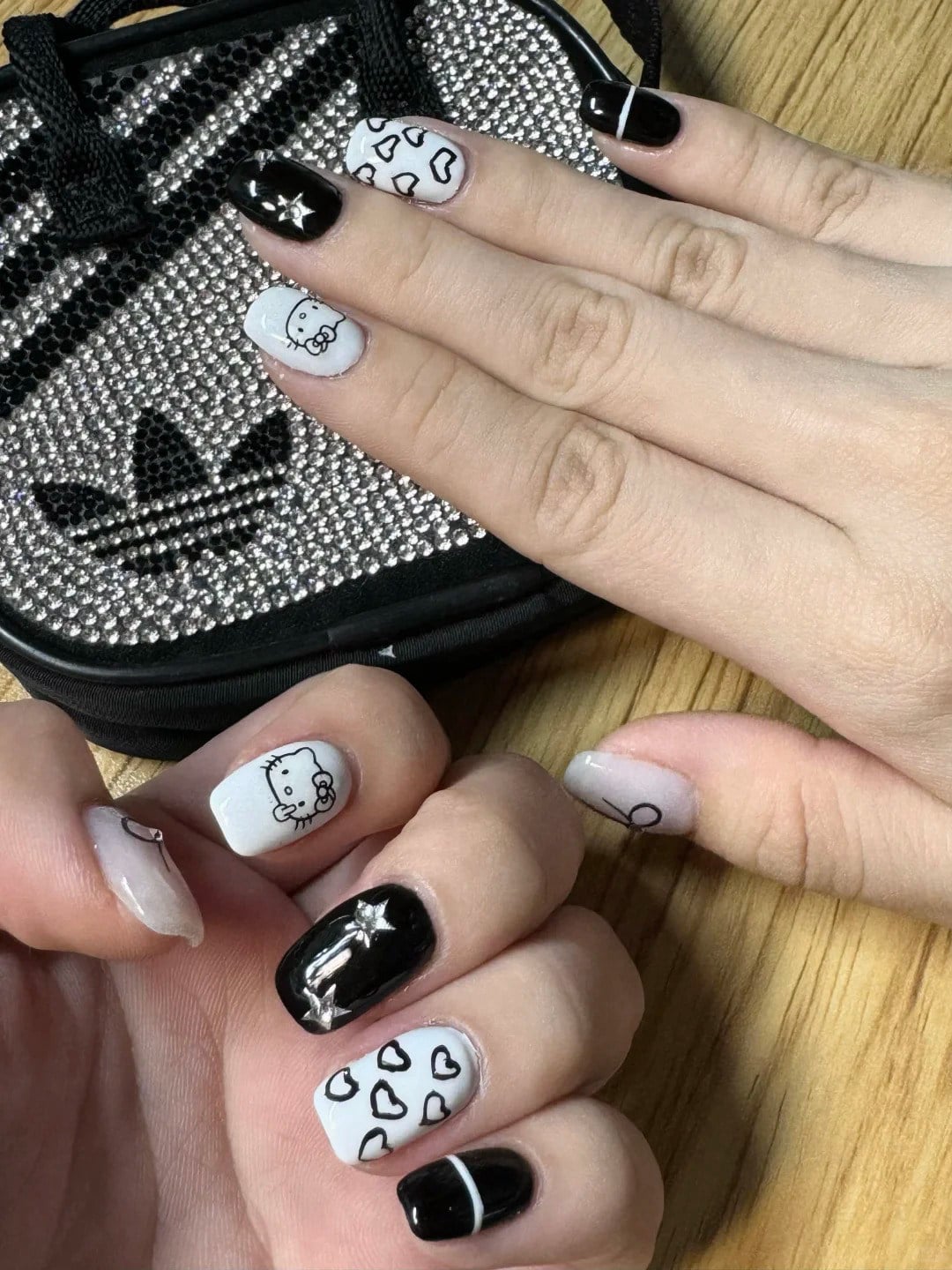 mẫu nail đen trắng