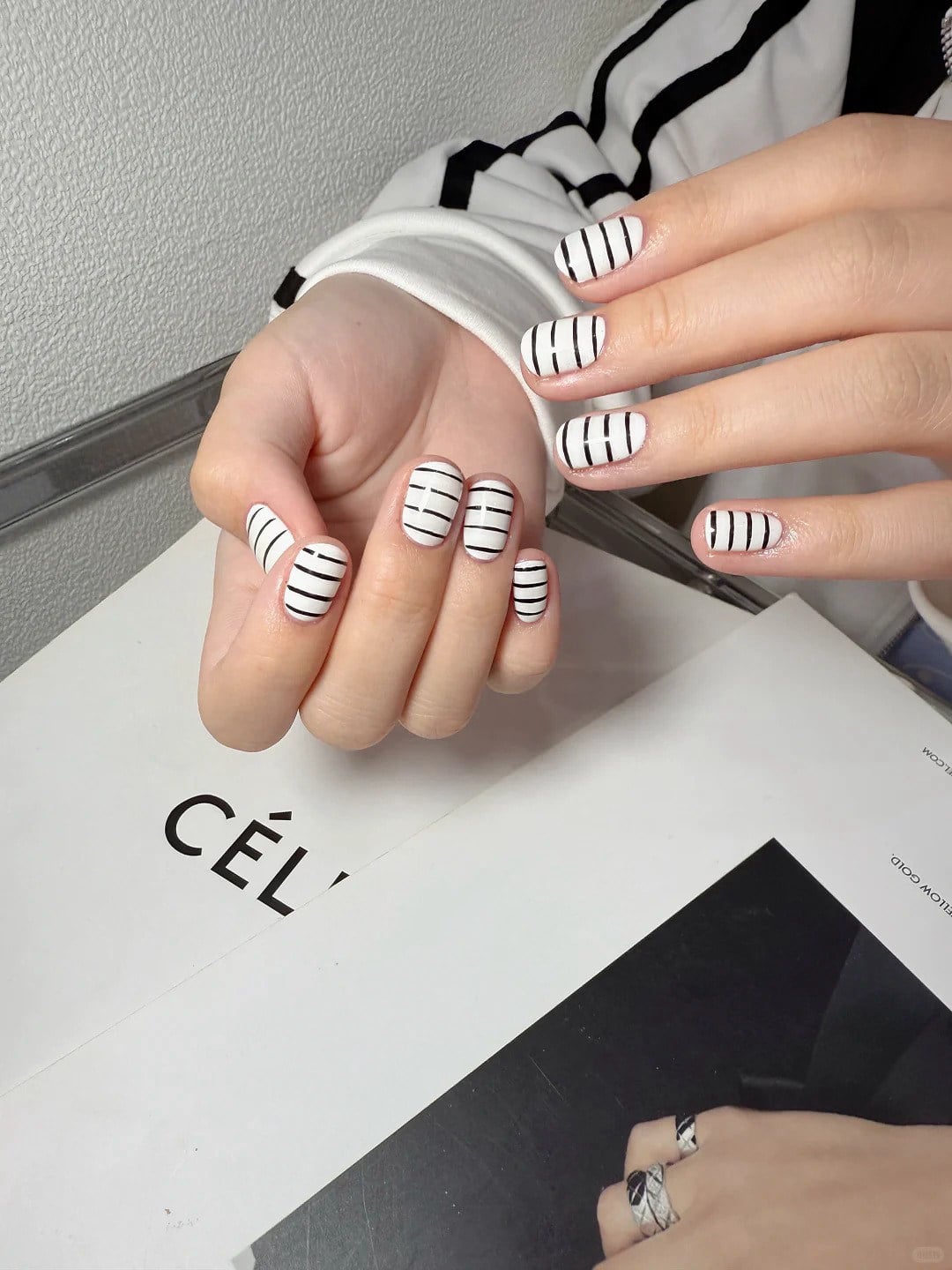 mẫu nail đen trắng
