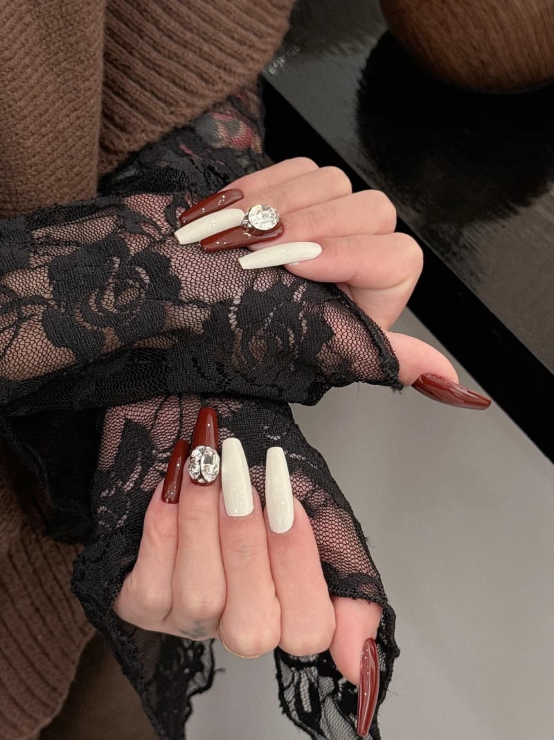 mẫu nail đỏ trắng