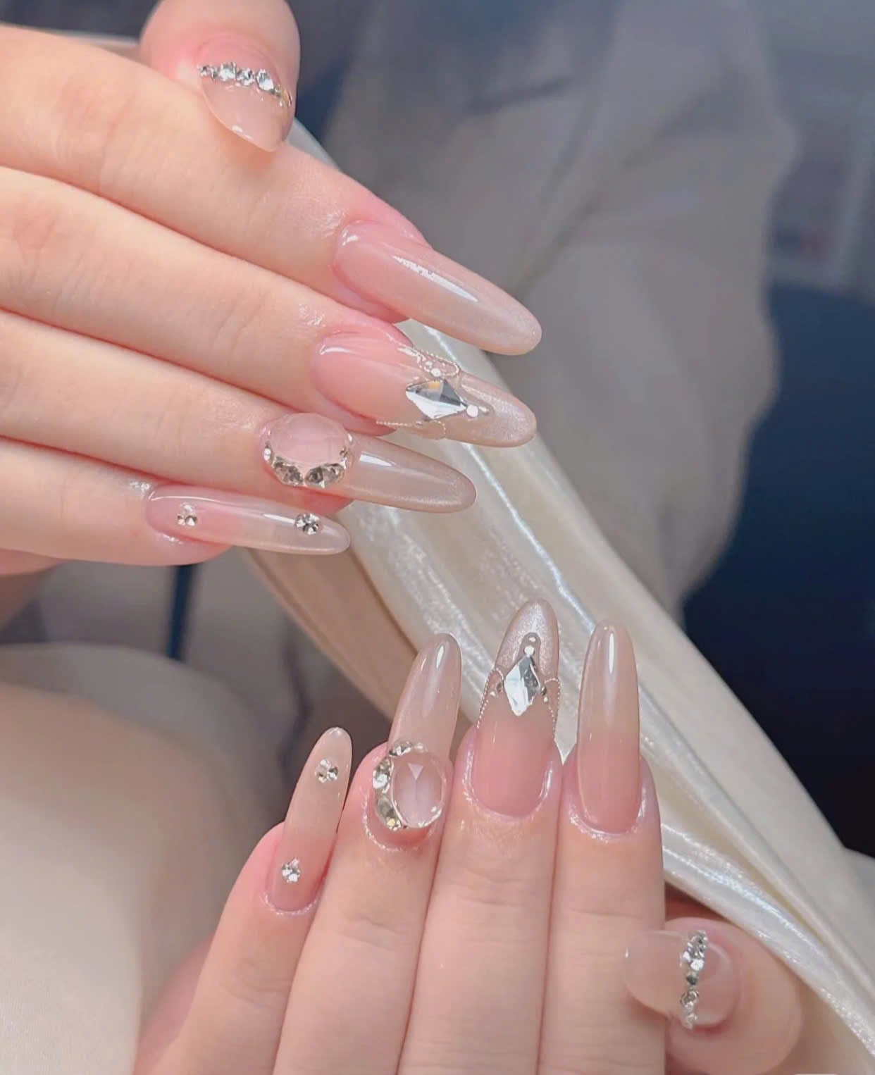 Nail màu nude đính đá