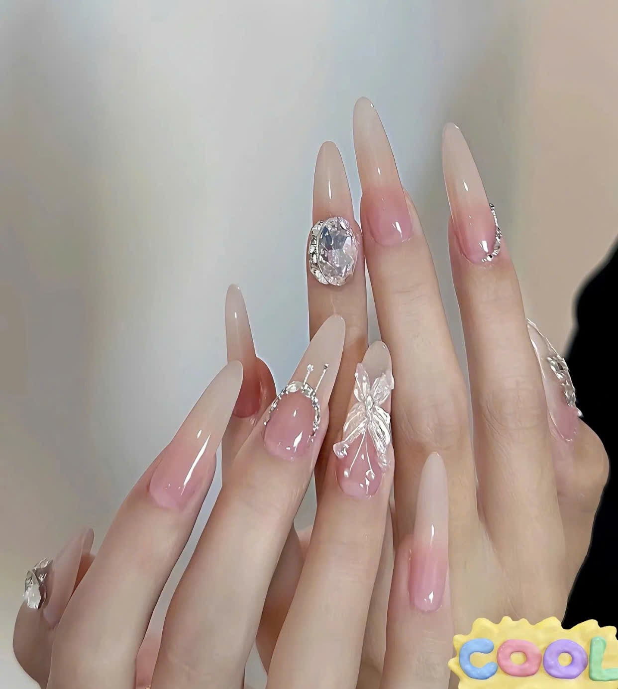Nail màu nude đính đá