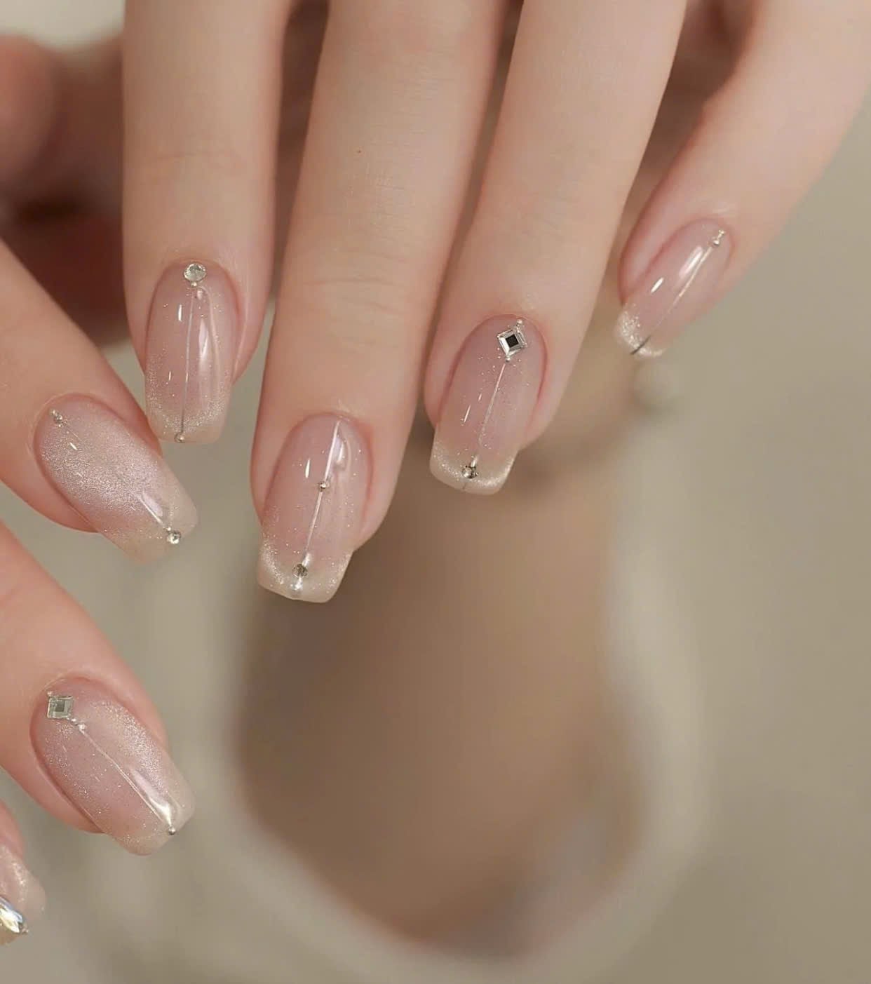 Nail màu nude mắt mèo