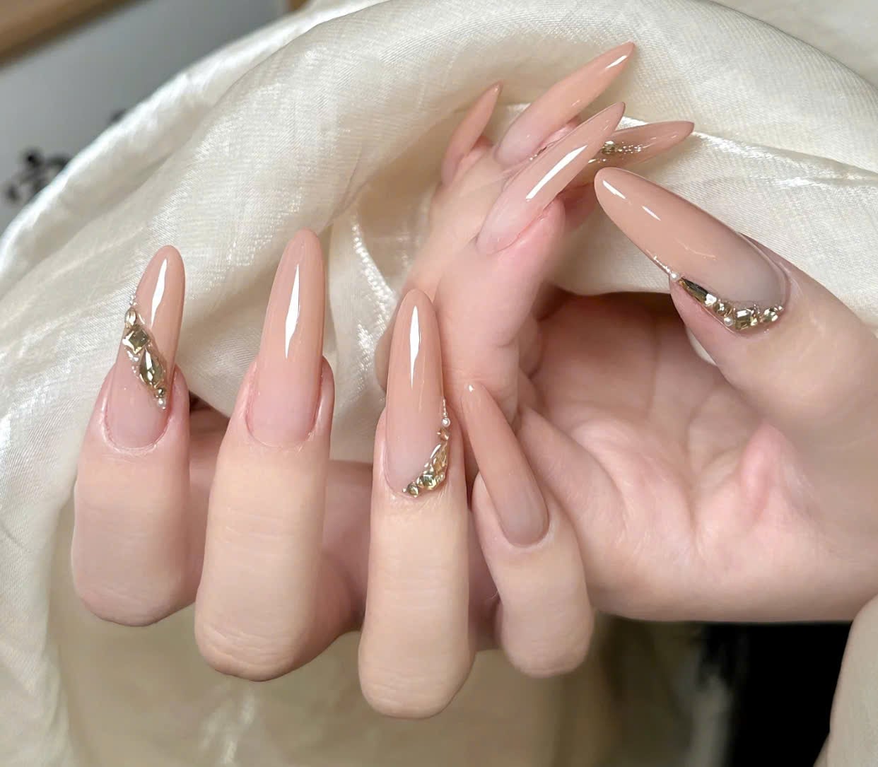 Nail màu nude đính đá
