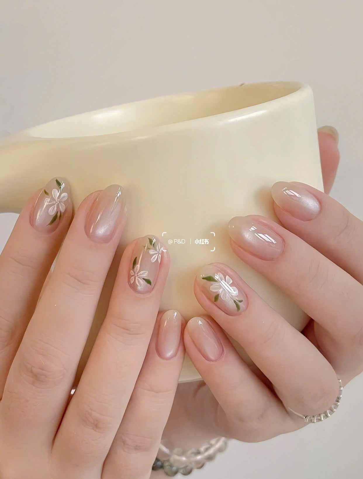 Nail màu nude mắt mèo