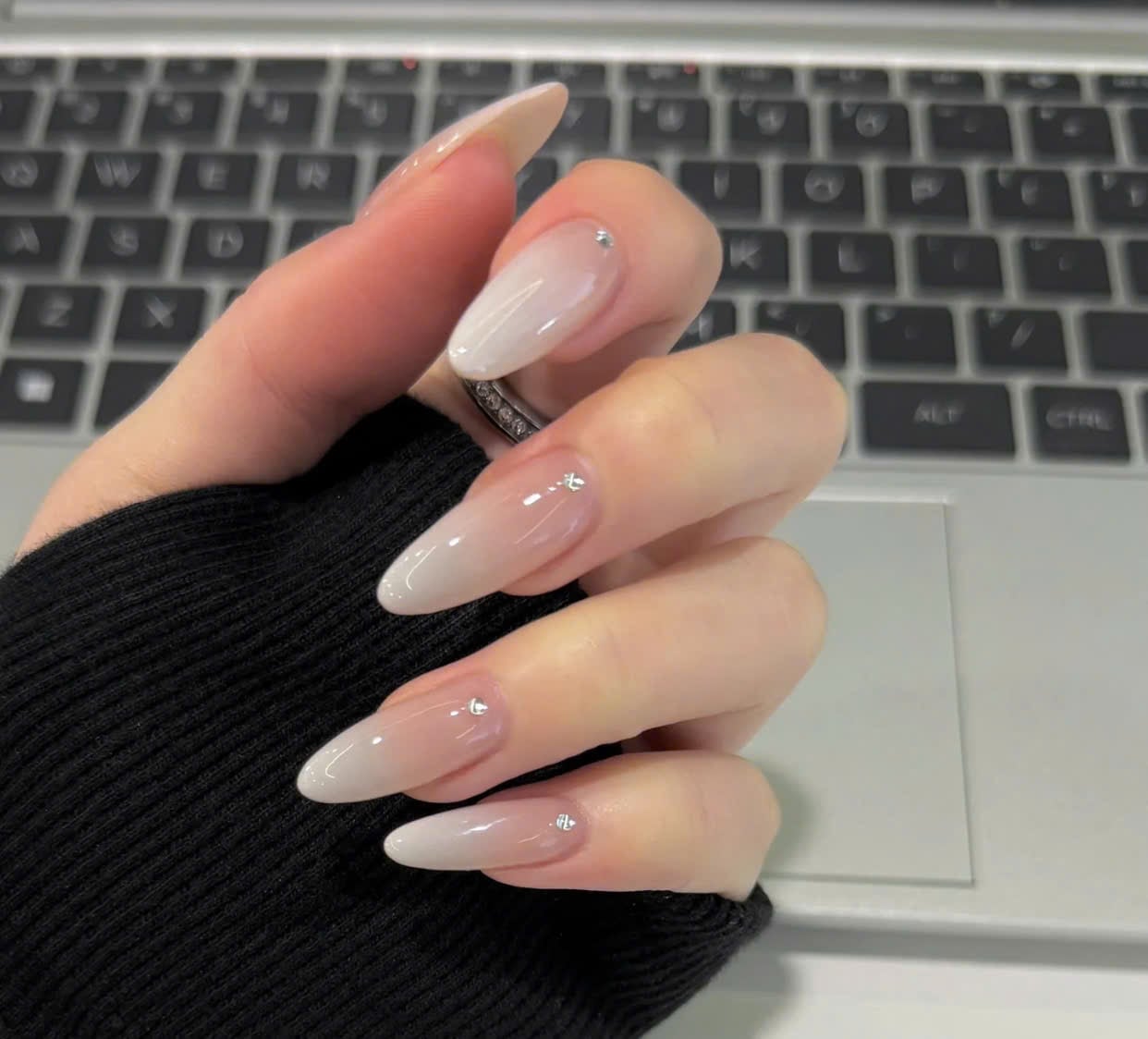 Nail màu nude ombre
