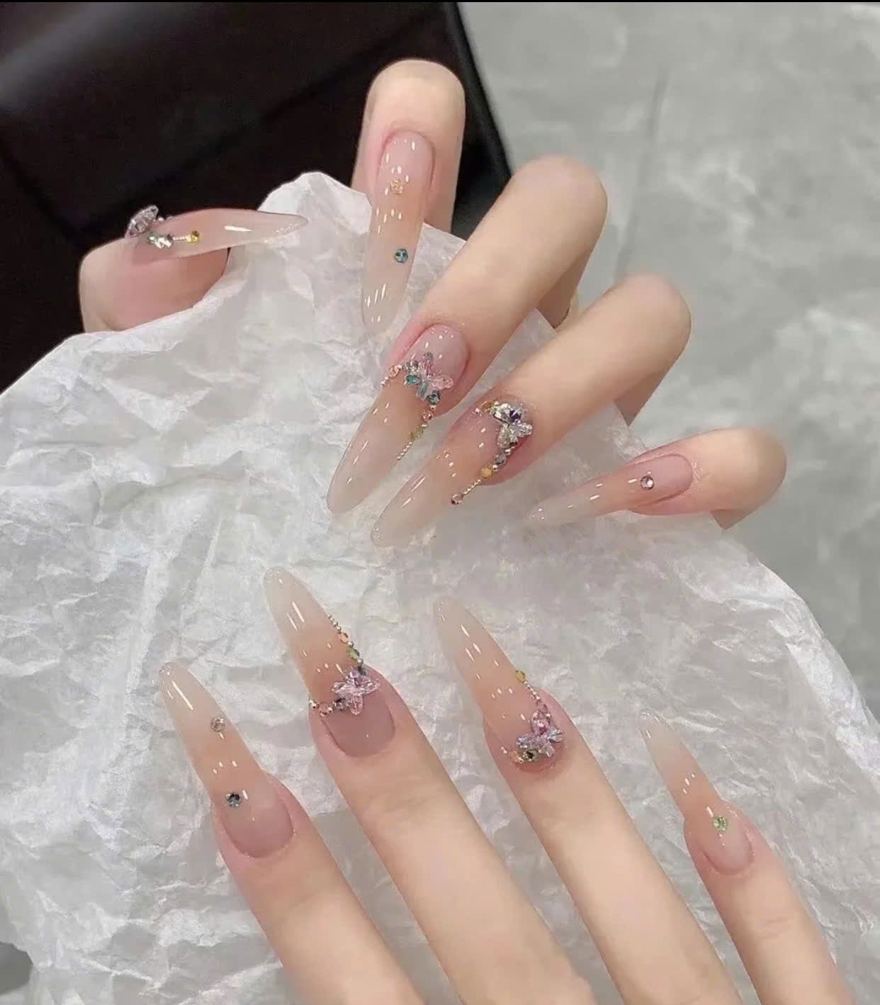 Nail màu nude đính đá