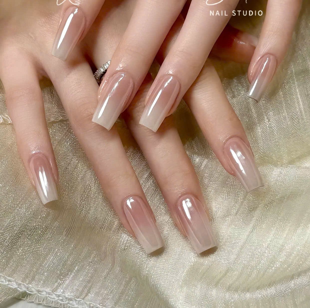 Nail màu nude tráng gương